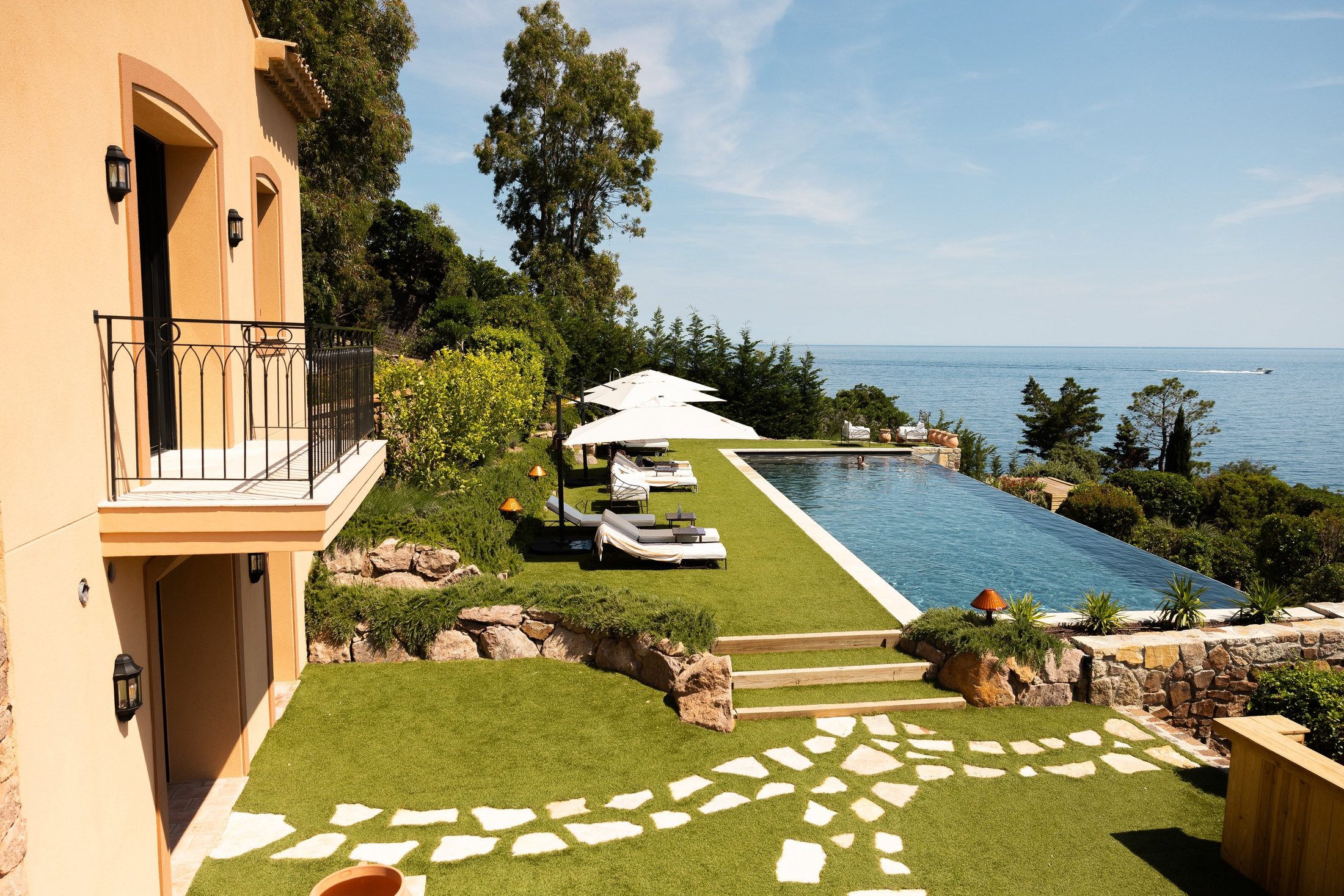 The lawn and infinity pool at La Confidence